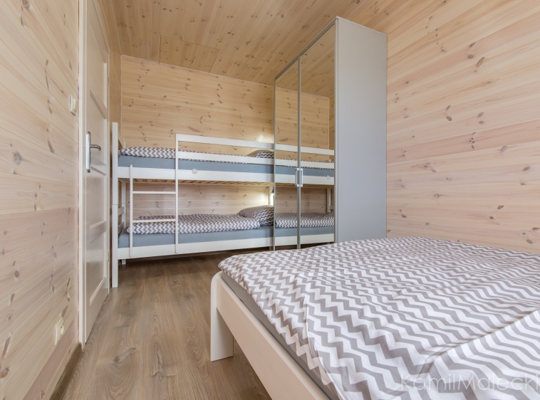 .....Apartamenty w domkach drewnianych Amelia_sypialnia